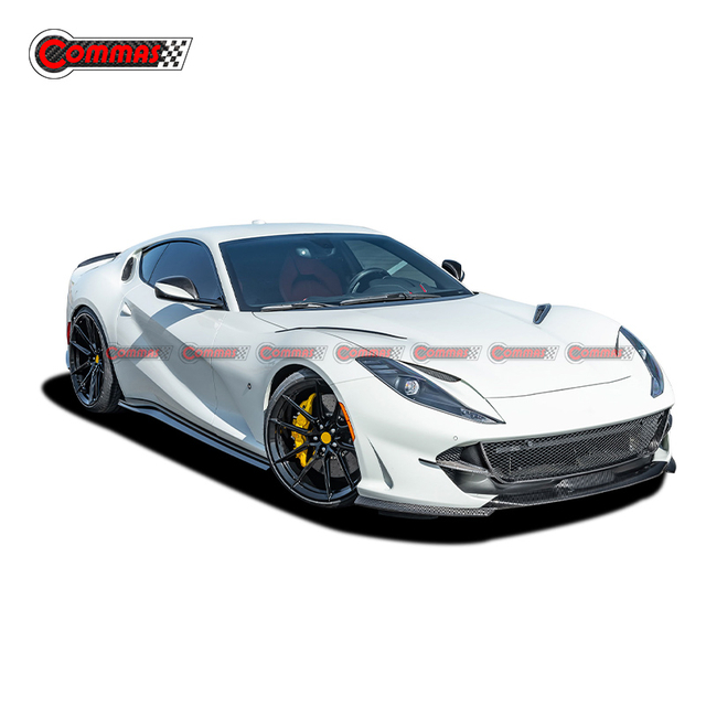 Kit corpo in fibra di carbonio a secco stile Novitec per Ferrari 812